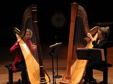 Deux harpistes sur scène