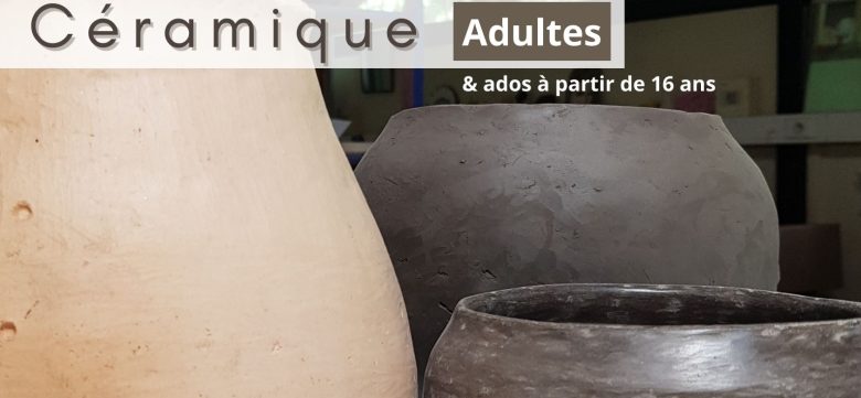 Trois bols en terre d'argile posés dans l'atelier